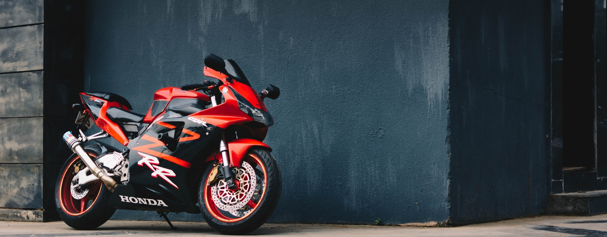 Vitrine et univers atelier de MNS Motos